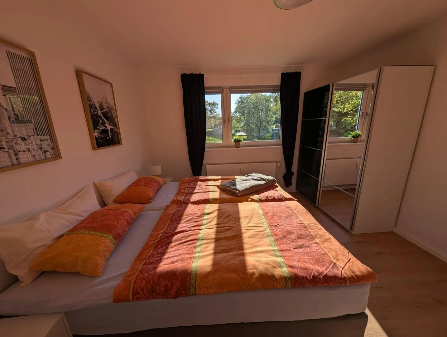 Schlafzimmer 1