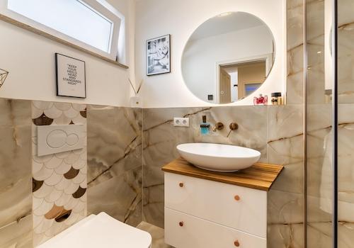Gäste-WC mit Dusche