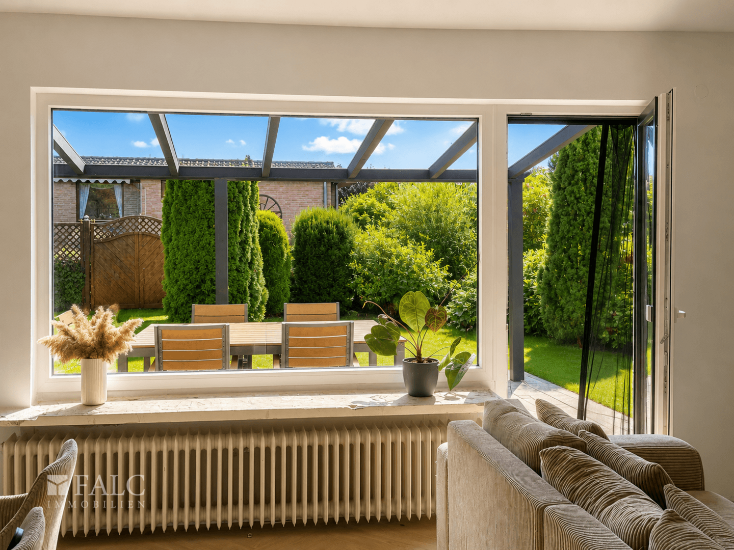 Überdachte Terrasse lädt zum verweilen ein! 