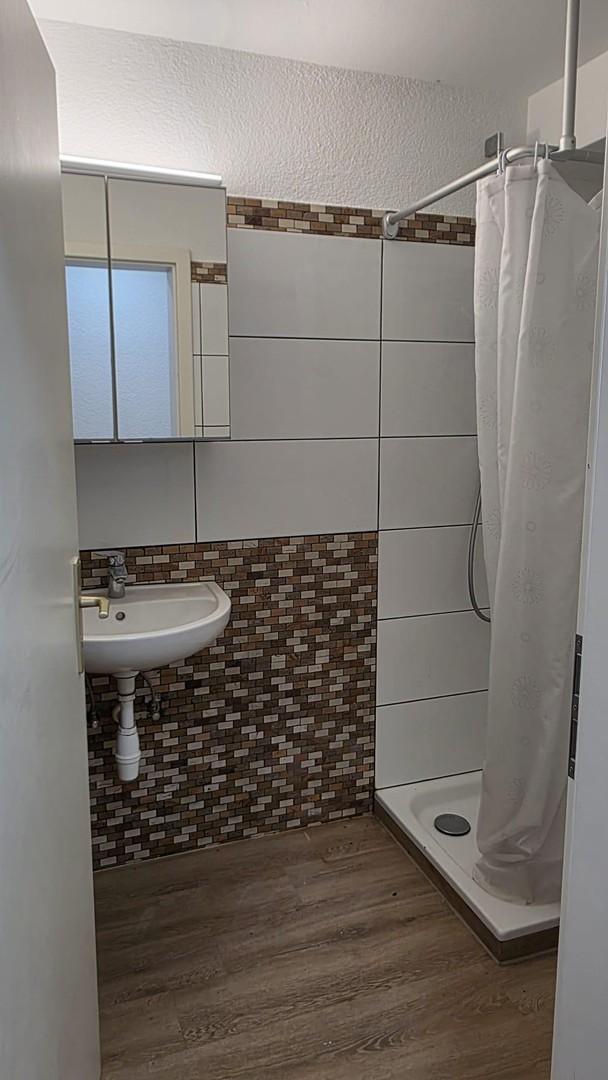Badezimmer mit Dusche