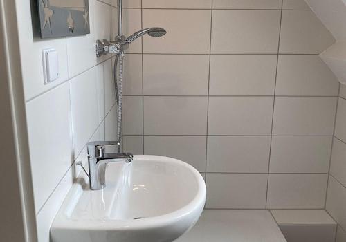 Bad mit Dusche DG