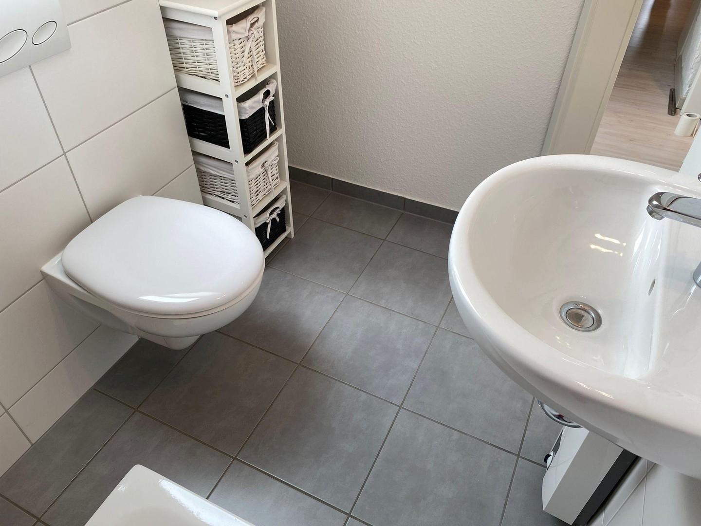 Bad mit Dusche DG