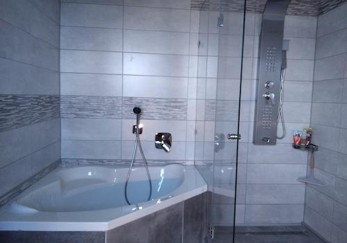 Bad mit Wanne&Walk-In Dusche