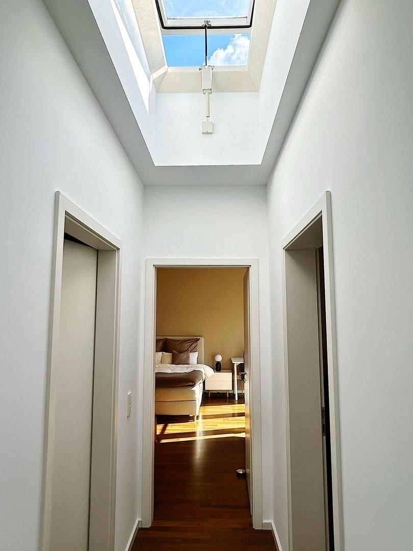 Flur mit Lichtkuppeln