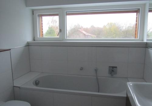 Bad mit Dusche und Badewanne