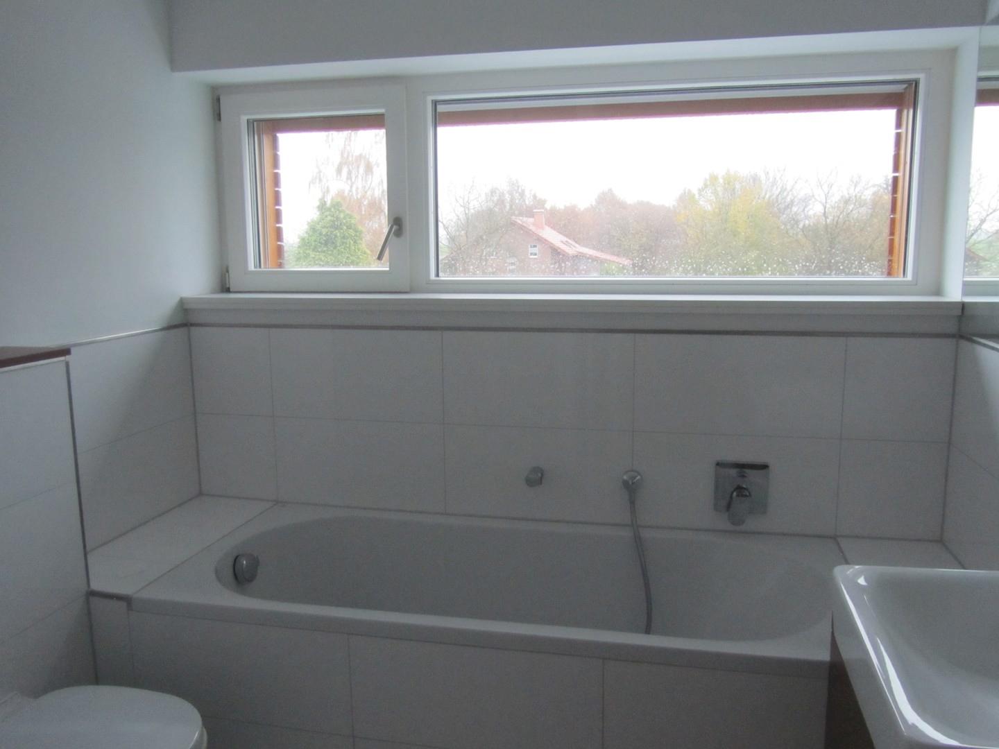 Bad mit Dusche und Badewanne