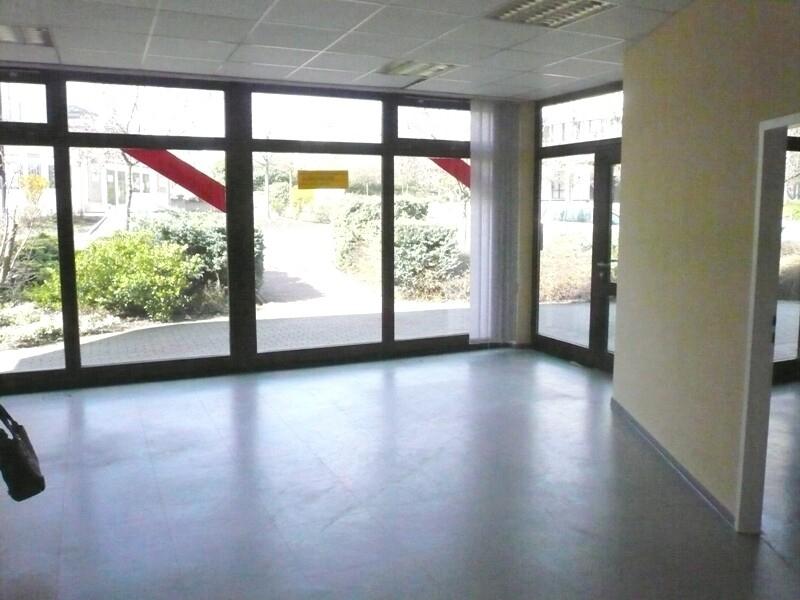 Laden mit Schaufenster Raum1