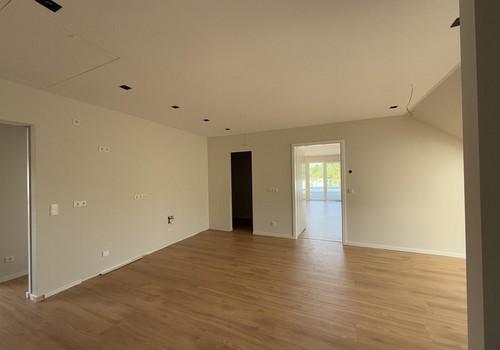 Küche mit Blick ins Wohnzimmer