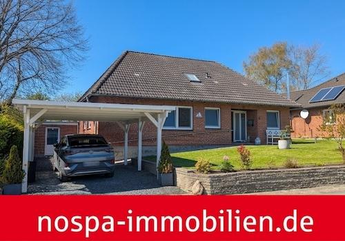 Straßenansicht mit Carport