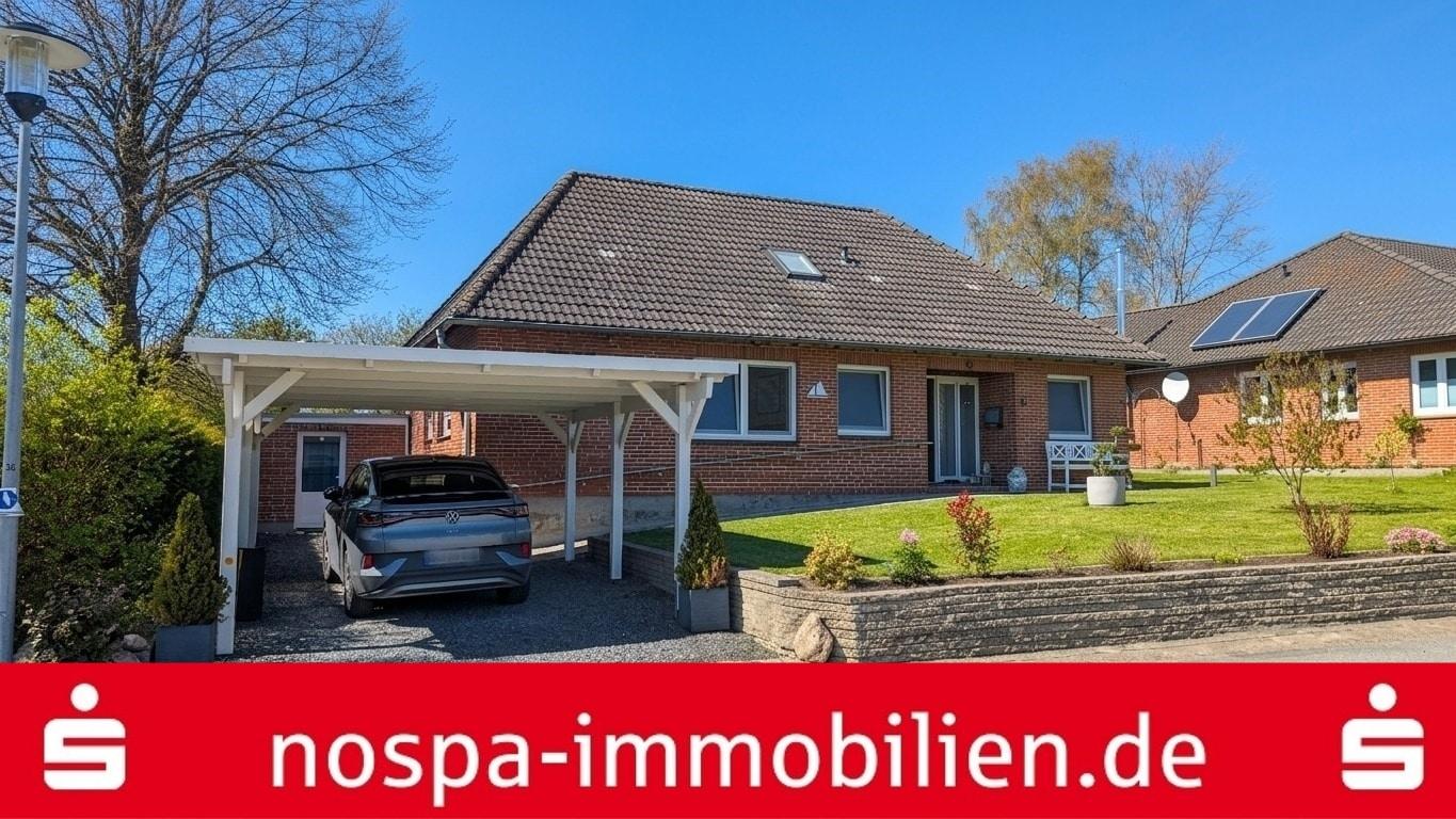 Straßenansicht mit Carport