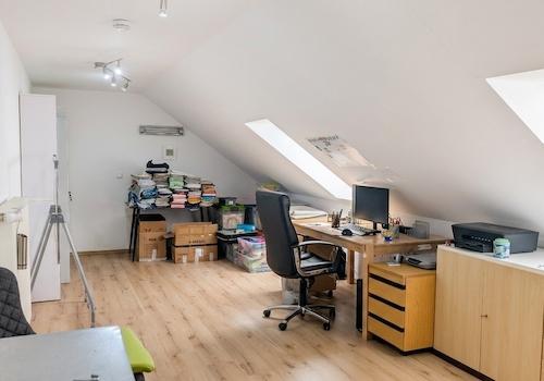 Ausgebaute Nutzfläche im DG Büro