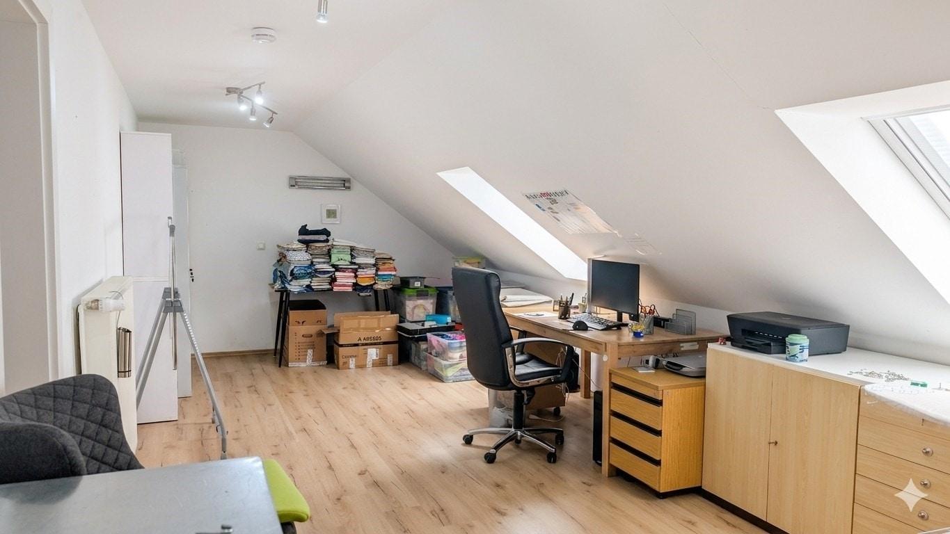 Ausgebaute Nutzfläche im DG Büro