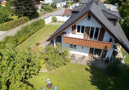 Hausansicht mit Garten