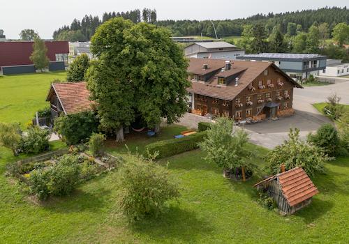 Gebäudeansicht mit Garten