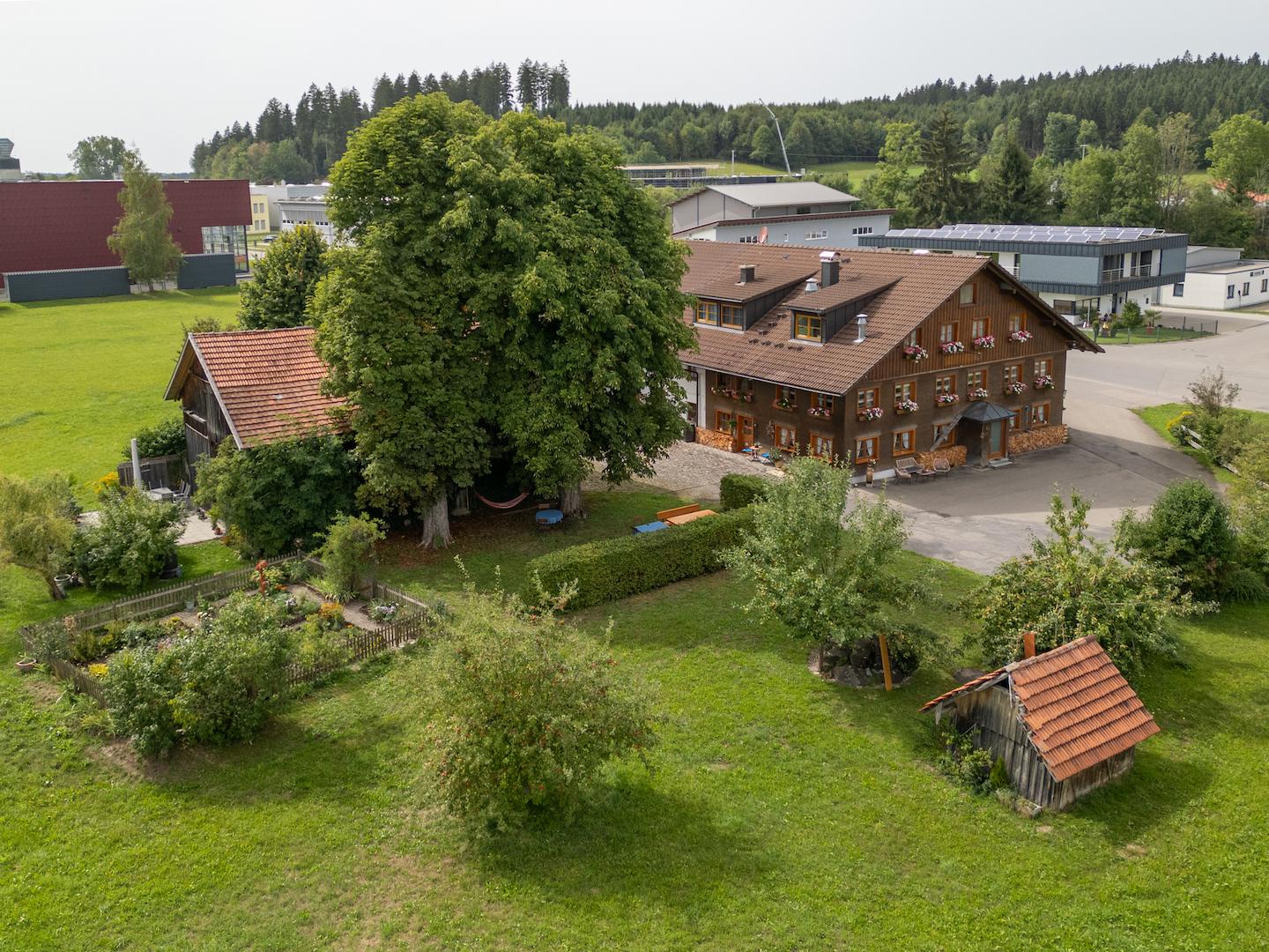 Gebäudeansicht mit Garten