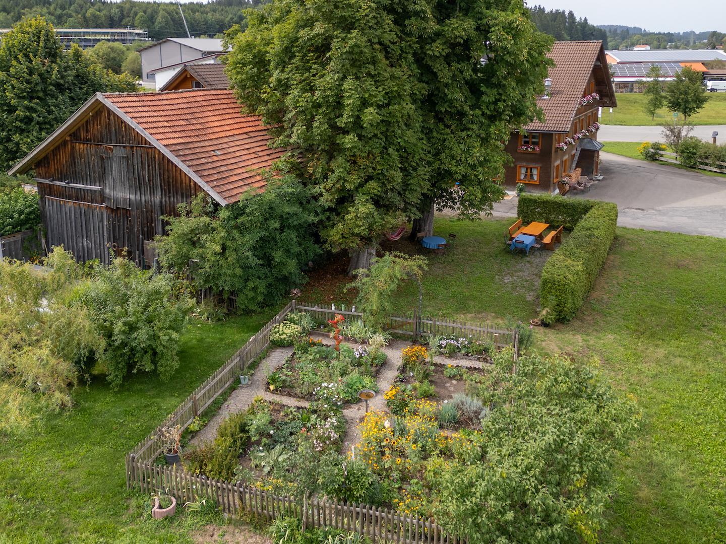 Garten mit Garage / Stallung