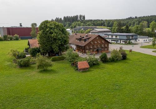 Gebäudeansicht mit Garten