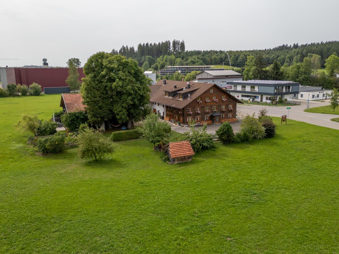 Gebäudeansicht mit Garten