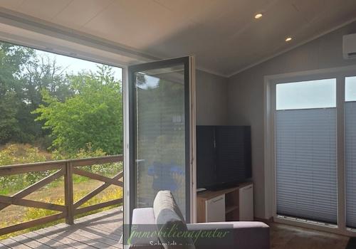 Wohnbereich mit Blick zur Terrasse ins Grüne - Original Foto
