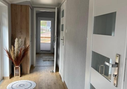 Flur - rechts Tür zum 2. Schlafzimmer vorne großes SZ - Original Foto