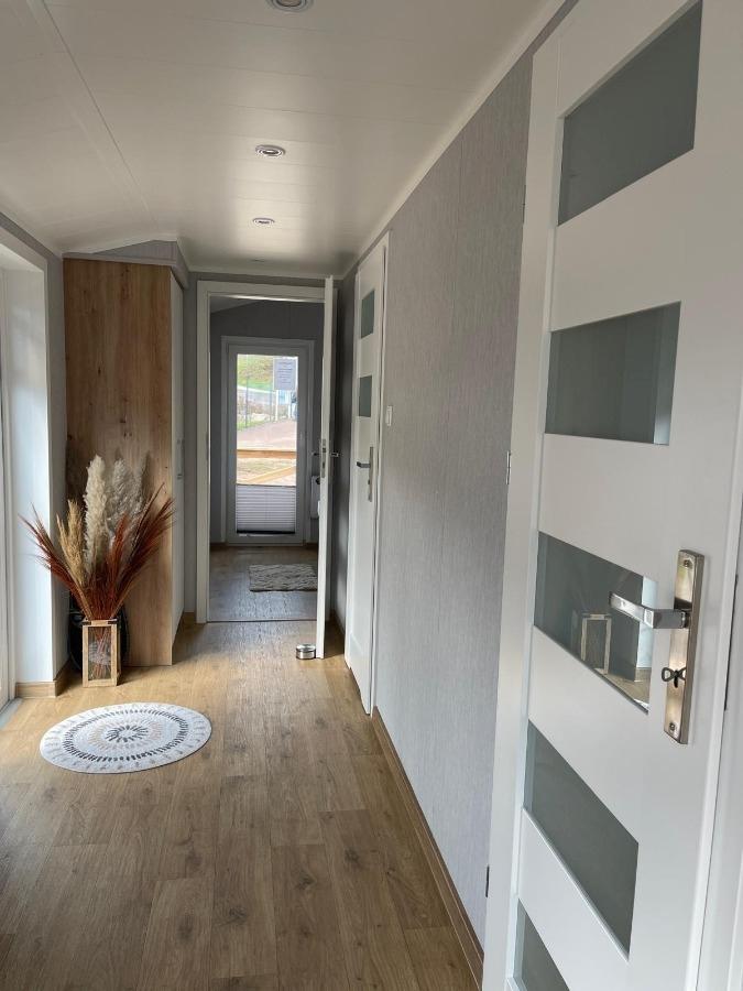 Flur - rechts Tür zum 2. Schlafzimmer vorne großes SZ - Original Foto
