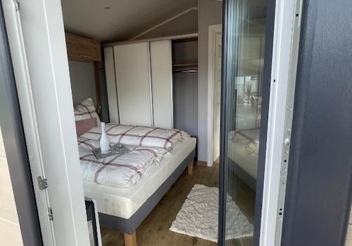 großes Schlafzimmer - mit Zugang Terrasse - Original Foto
