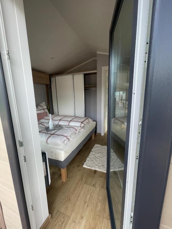 großes Schlafzimmer - mit Zugang Terrasse - Original Foto