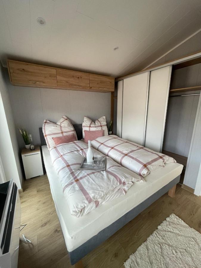 großes Schlafzimmer Einbauschrank - original Foto