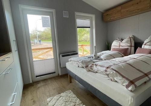großes Schlafzimmer mit Doppelbett - Original Foto