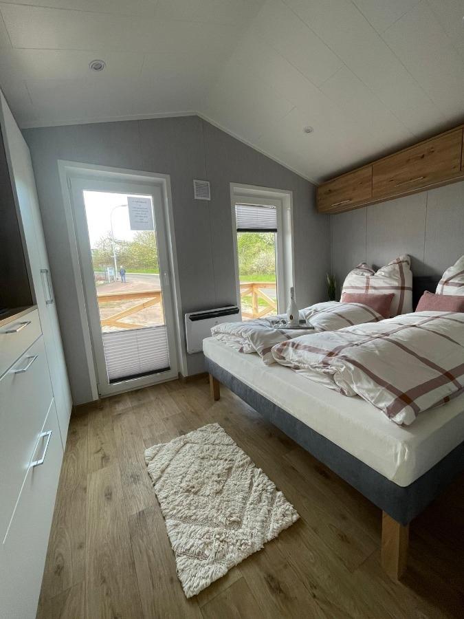 großes Schlafzimmer mit Doppelbett - Original Foto