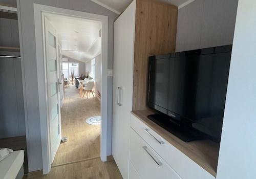 großes Schlafzimmer - Kommode und TV - Original Foto