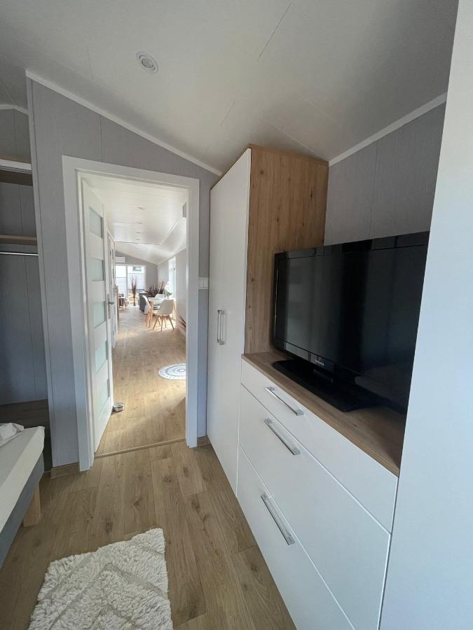 großes Schlafzimmer - Kommode und TV - Original Foto