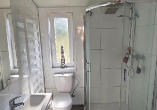 Badezimmer mit voller Ausstattung - Orignal Foto