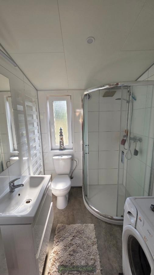Badezimmer mit voller Ausstattung - Orignal Foto