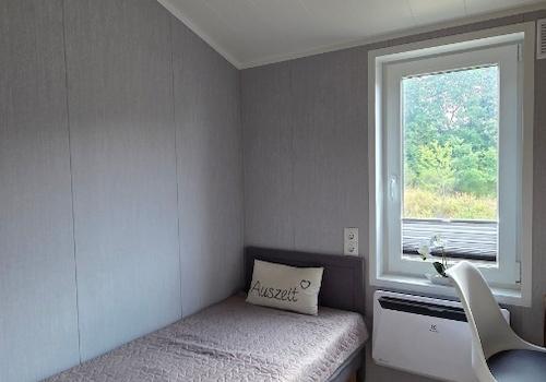 kleines Schlafzimmer mit Bett, Fenster etc. - Original Foto