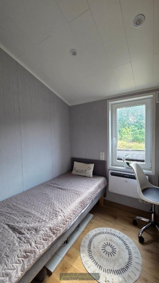kleines Schlafzimmer mit Bett, Fenster etc. - Original Foto