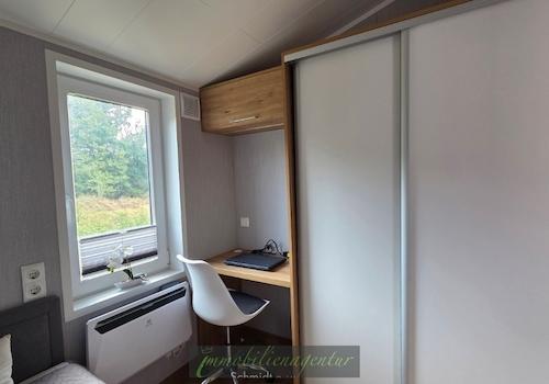 kleines Schlafzimmer mit Kleiderschrank, Tisch und Stuhl - Original Foto