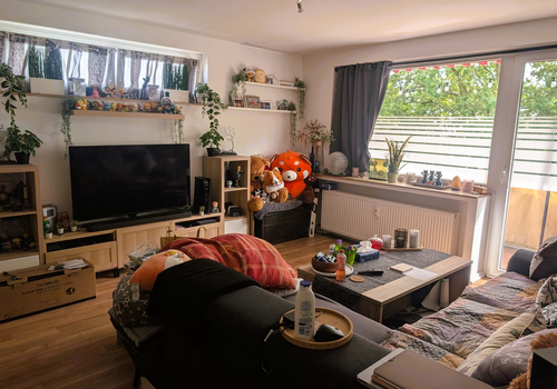 Wohnzimmer mit Zugang Balkon