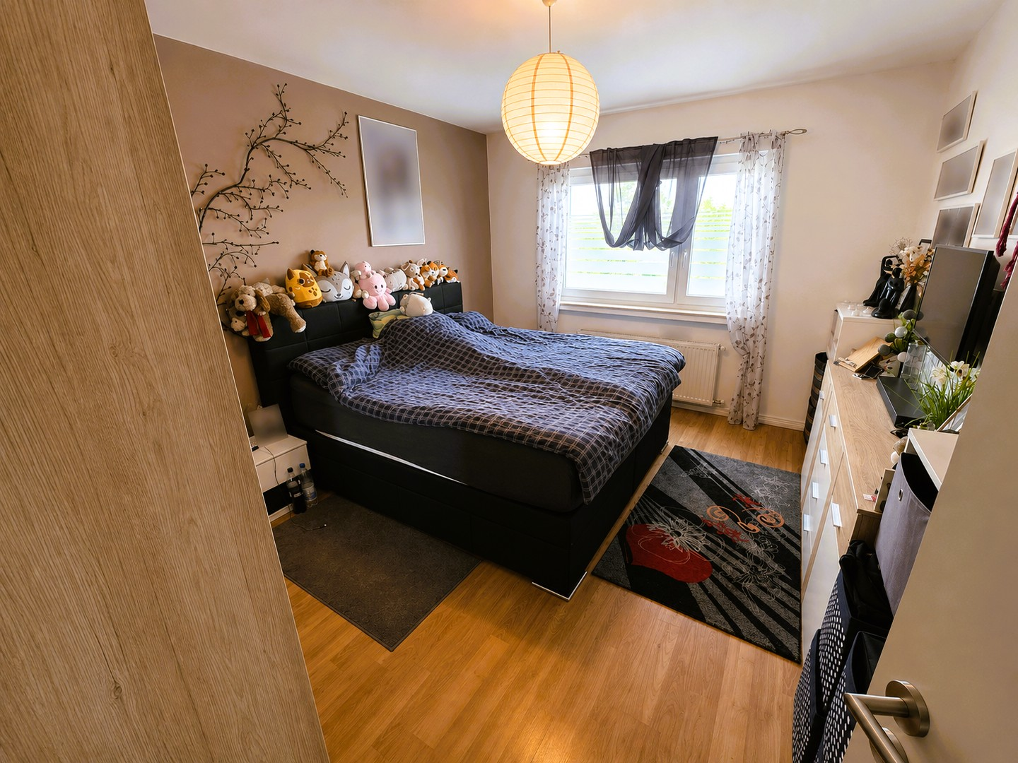Elternschlafzimmer mit Fenster
