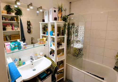 Badezimmer mit Badewanne und D