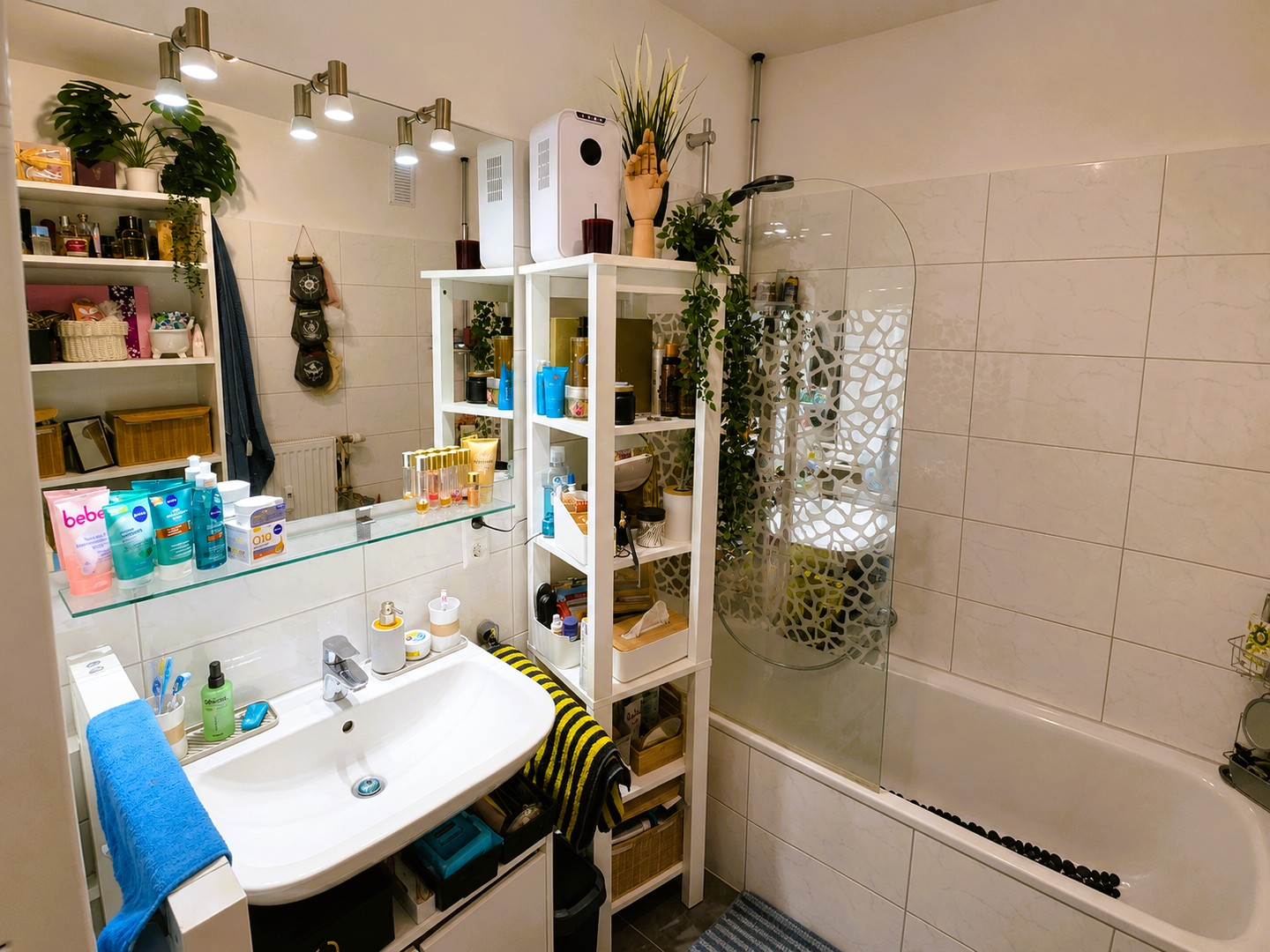 Badezimmer mit Badewanne und D