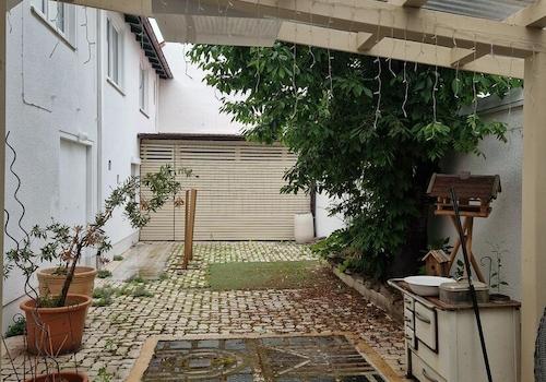 gemütlicher Innenhof mit Kirschbaum