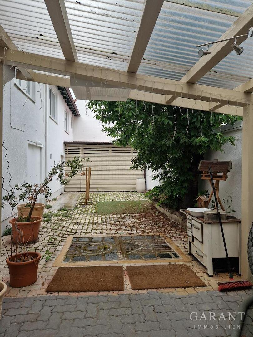 gemütlicher Innenhof mit Kirschbaum