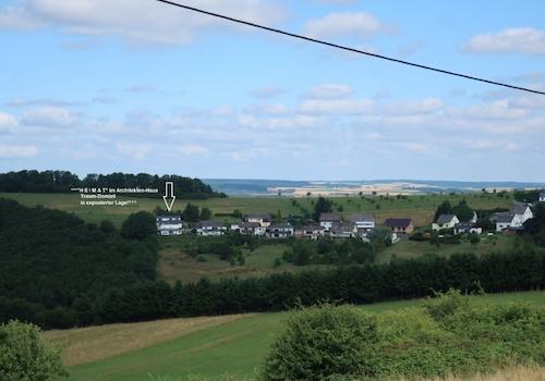 Blick von der Landstraße aus Richtung Traum-Haus
