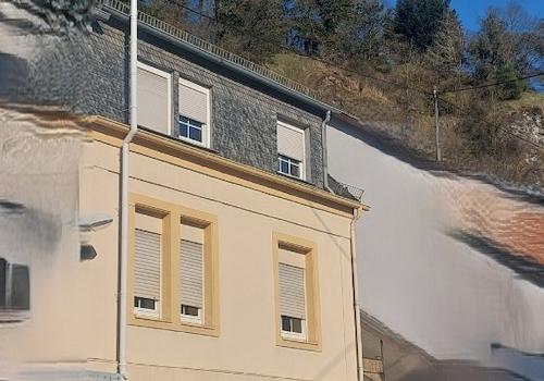Ansicht mit unkenntlich gemachten Nachbarhäusern