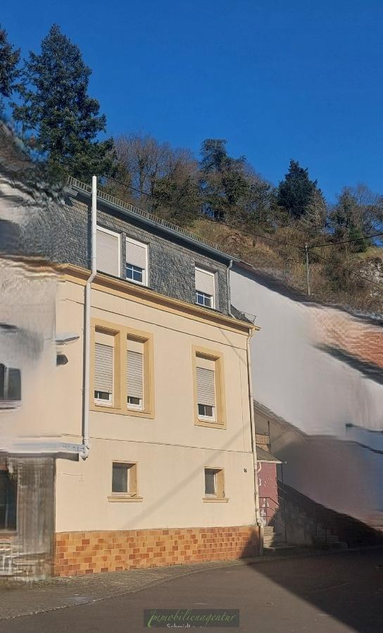 Ansicht mit unkenntlich gemachten Nachbarhäusern