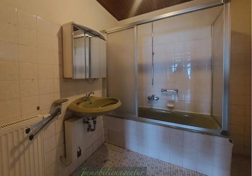 Bad im EG mit Wanne und Tageslicht