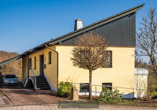 Hausansicht vorderseitig mit Zugang Hauptwohnebene