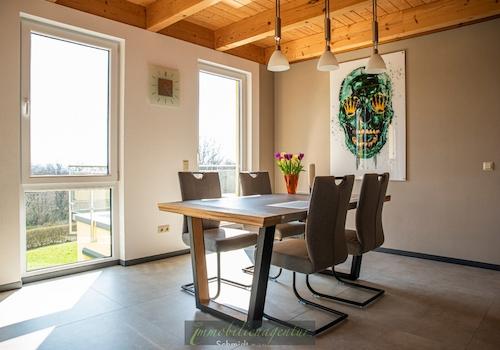 Essbereich mit Zugang zur Panoramaterrasse