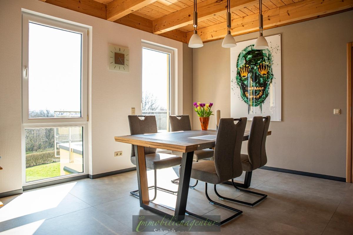 Essbereich mit Zugang zur Panoramaterrasse